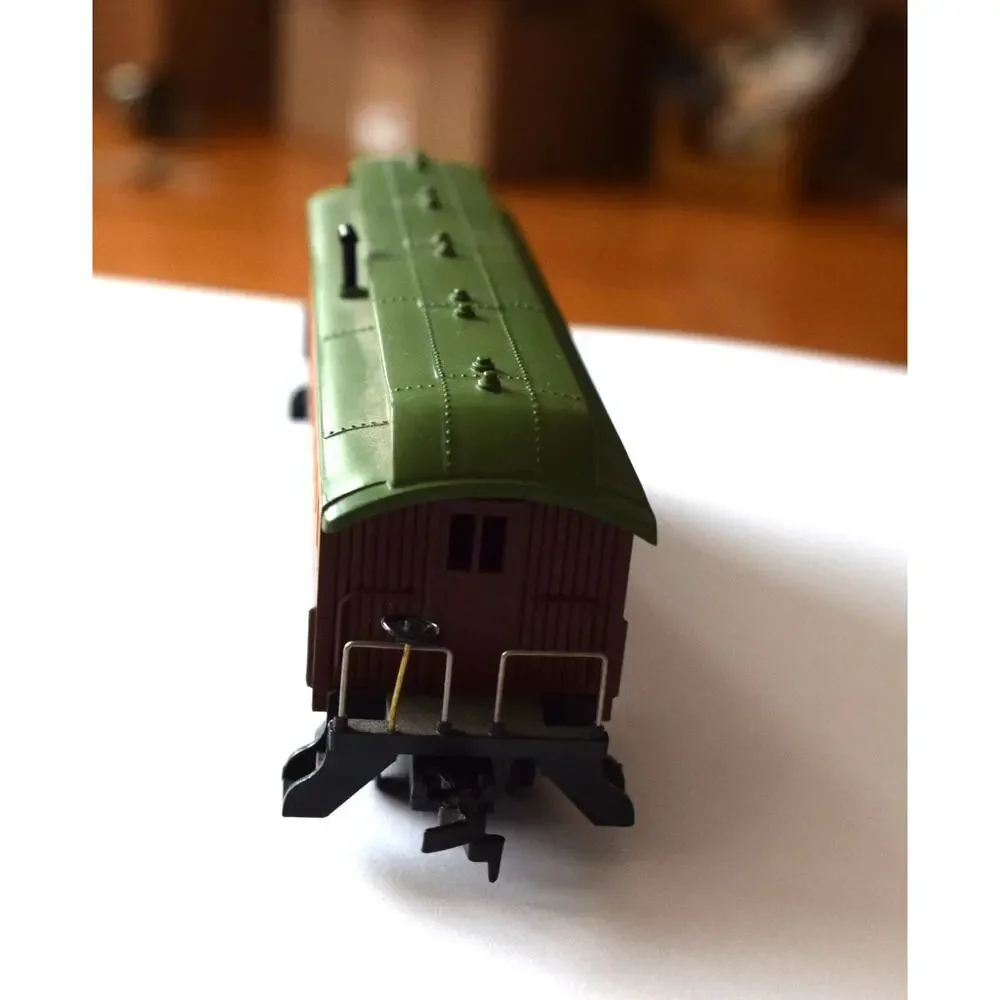 Vintage HO Scale Train Cars Lot of 2 Athearn Lehigh Valley Santa Fe Passenger
